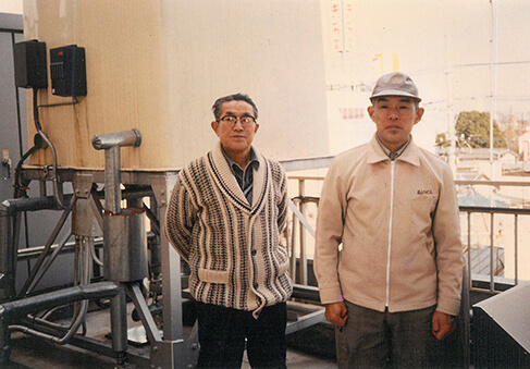 昭和後期、工場の屋上にて、晩年の正雄と当時の工場長