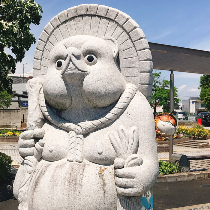 館林駅前たぬきと花山うどんたぬき（よりもい風）