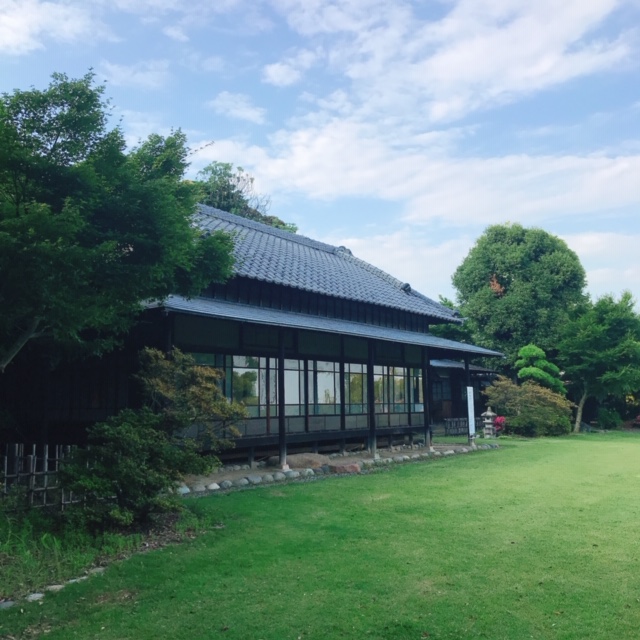 旧秋本別邸と芝生広場