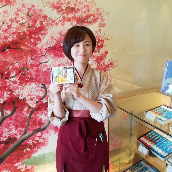 檸檬オリーブつゆを持つスタッフ1