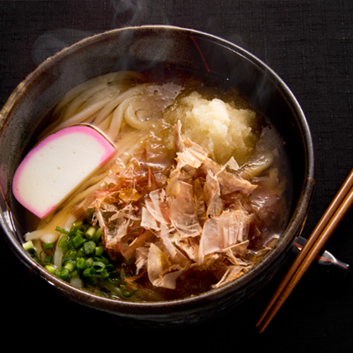 花がつおみぞれうどん 黒いどんぶり