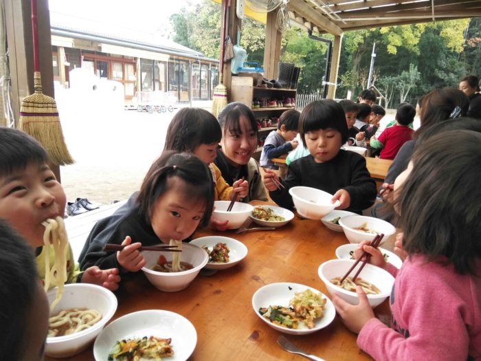 食育事業 うどんを食べる子どもたち