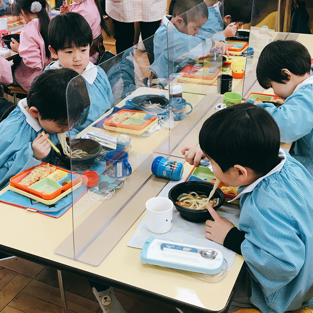 うどんをすする園児