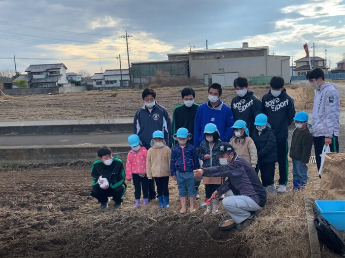 20221213百年小麦播種_古来の播種を教わる園児・生徒さん