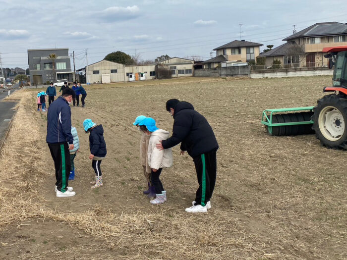 2023.02.07_百年小麦_麦踏み_麦踏み開始